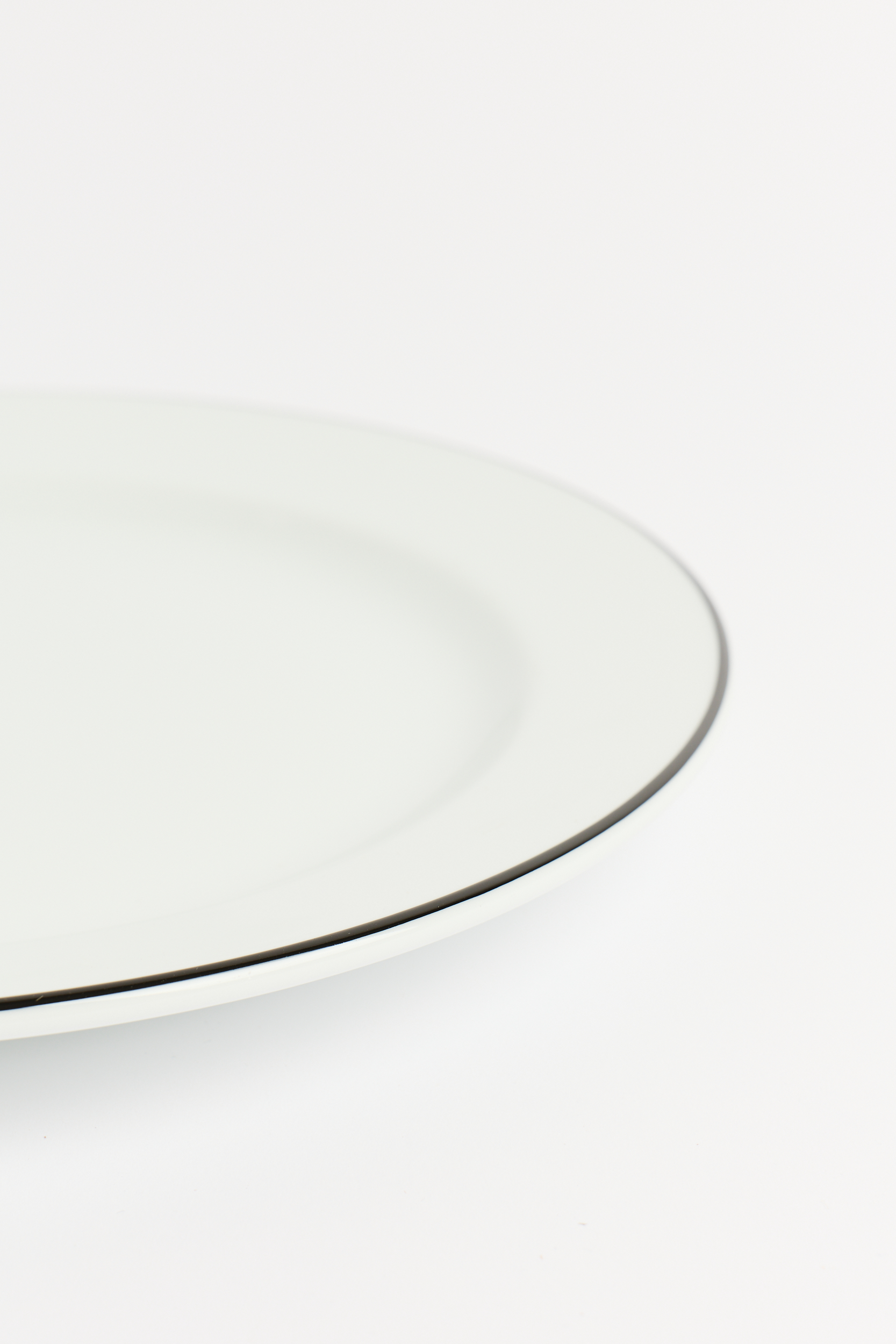 Plato Playo con Filete Negro 28 Cm Volf