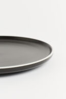 Plato Playo Porcelana Sakura Negro con Borde Blanco 27 Cm