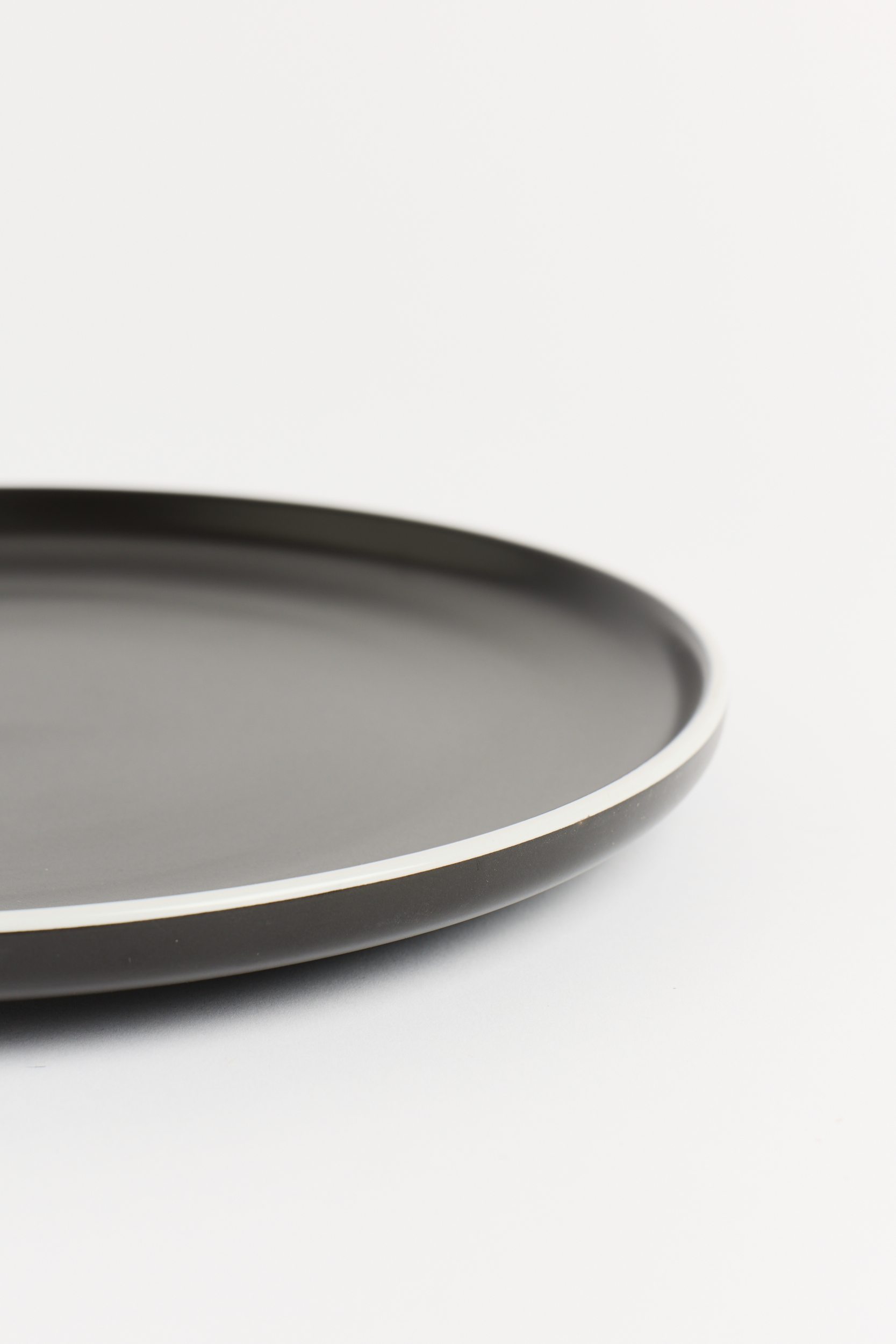 Plato Playo Porcelana Sakura Negro con Borde Blanco 27 Cm