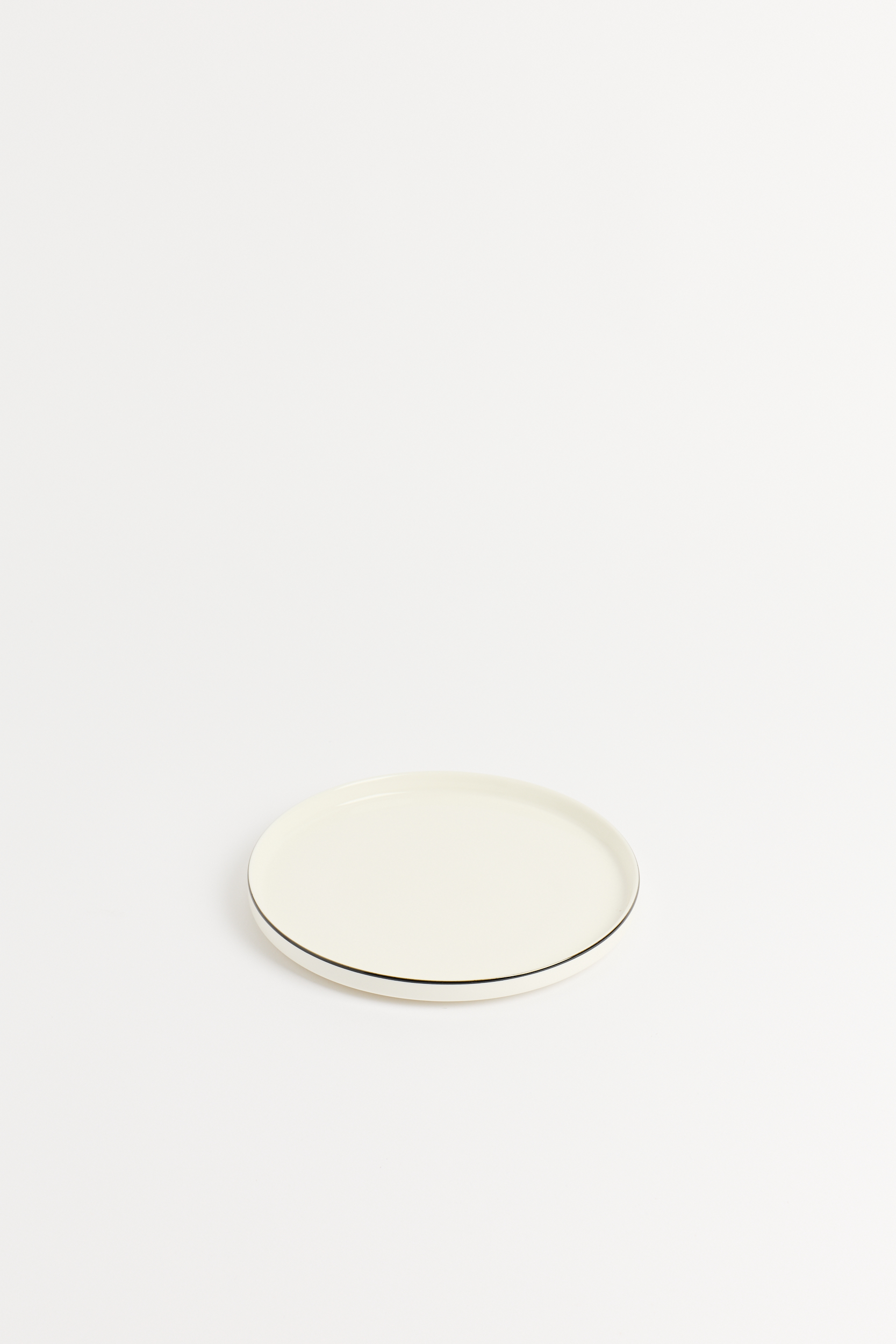 Plato Postre Porcelana Sakura con Borde Negro 20 Cm